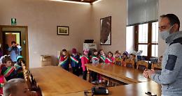 GROSSO. I bambini dell’asilo “intervistano” il vigile urbano e il vice sindaco