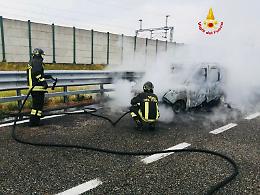 RONDISSONE. Macchina va a fuoco lungo l'autostrada Torino-Milano