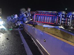 Settimo Torinese. Tir si ribalta lungo l'autostrada Torino-Milano
