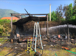 CAFASSE. Va in fiamme un capanno per gli attrezzi agricoli