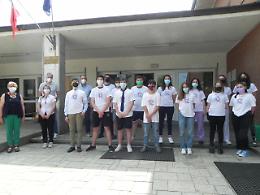 CRESCENTINO. Trecento magliette agli alunni della scuola secondaria