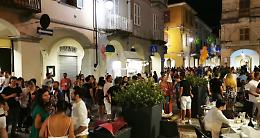 CRESCENTINO. Folla nelle vie e piazze del centro per la serata “Crescentino sotto le stelle”