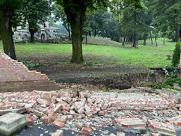 CAVAGNOLO. Per le forti piogge crolla lo storico muro di villa Martini