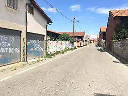 MAZZE'. "Quelle case sono mie!" e imbratta i muri della sorella