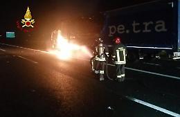 Caos treni "alta velocità" e traffico automobilistico. Autoarticolato in fiamme (VIDEO)