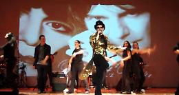 CRESCENTINO. Sabato sera al “Muschin Festival” Steve Talarico canta Renato Zero