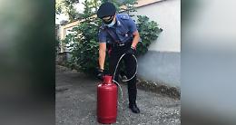 BIANZÈ. Fora il muro e tenta di uccidere il vicino di casa col gas, arrestato 63enne