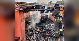 SALUGGIA. Incendio di una legnaia, intervengono i vigili del fuoco