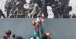 Kabul. Il proprio figlio a uno sconosciuto