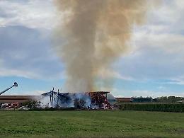 RIVAROLO CANAVESE. Incendio in un'azienda agricola, crolla il capannone (GALLERIA FOTOGRAFICA)