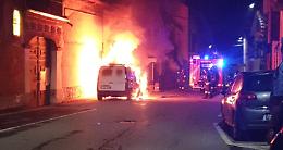 FAVRIA. Ancora fiamme in paese, a fuoco un Renault Kangoo (VIDEO)
