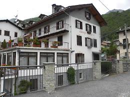 GROSCAVALLO. Chiudono l'Albergo di Pialpetta e la Farmacia di Migliere