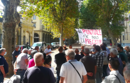 CIRIÈ. "Di puntuale solo la fregatura!", ciriacesi in piazza contro i rincari della tassa rifiuti