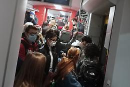 Come "sardine in scatola".... "Si avvisano i viaggiatori che il treno non partirà..."
