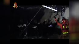 Operazione di salvataggio migranti di notte da una barca alla deriva con il mare mosso (VIDEO)