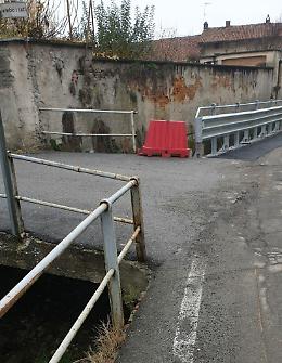 MONTEU DA PO. Proseguono i lavori ai guard rail di corso Industria
