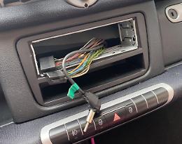 SETTIMO TORINESE. Autoradio rubata nel parcheggio vicino alla stazione