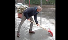 IVREA. Cade la neve ma sui social spopola Sertoli “con la pala”