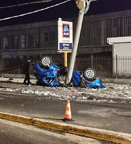 BORGARO TORINESE. Si schianta contro un palo in via Lanzo, morto sul colpo