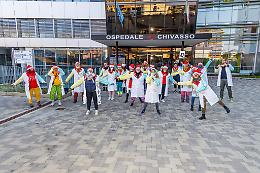CHIVASSO. Flash mob dei clown di Vip Sognando di fronte all'ospedale (VIDEO)