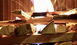 VALCHIUSA. Ambiente: Riscaldarsi con il legno