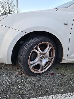 BORGARO. È caccia ai vandali che hanno tagliato le gomme delle auto parcheggiate