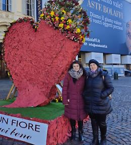 MONTANARO. L'Albero della Vita di Melina e Michela colora piazza San Carlo.