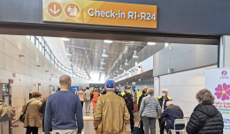 CASELLE TORINESE. No vax creano scompiglio nel centro vaccinale dell'aeroporto