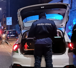 VENARIA. Non si ferma all'alt dei vigili, gli avevano ritirato la patente nel 2016