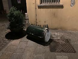 CHIVASSO. Notte di ordinaria follia in centro: vasi rovesciati, sedie lanciate come frisbee