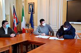 CAVAGNOLO. Gavazza e don Armand firmano un protocollo per i beni della parrocchia