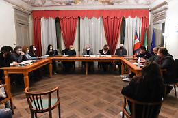 BRUSASCO. "Sala del commiato" a Tapparello, dibattito acceso in Consiglio