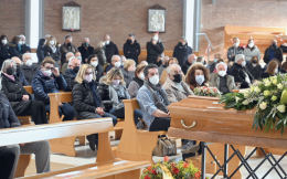 SETTIMO TORINESE. Il canto della Corale 7 Torri per salutare Livio Blessent