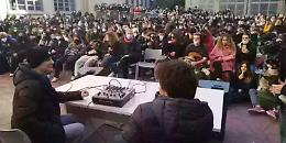 J-Ax sta incontra gli studenti di Torino. “Grazie per le vostre lotte”
