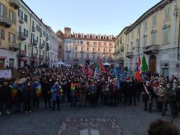 Deponete le armi, fermate la guerra. A Ivrea più di 500 in piazza