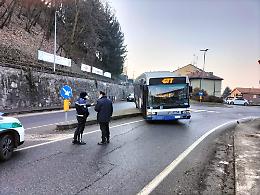 SAN MAURO TORINESE. Pullman sbanda e paralizza il traffico per ore