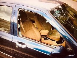 Vandali in azione nella notte: auto nel mirino dei giovani teppisti