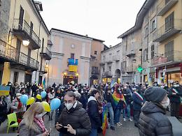CUORGNÈ. Presidio in piazza Boetto contro l’invasione dell’Ucraina (VIDEO)