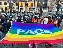 SAN MAURO TORINESE. La città si è ritrovata in Piazza Europa per dire “no alla guerra”