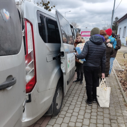CIRIE'. Parte a bordo di un pulmino per salvare due famiglie ucraine in fuga dalla guerra (VIDEO)