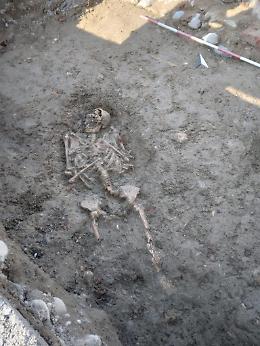 LAURIANO. Ritrovato scheletro negli scavi davanti alla chiesa