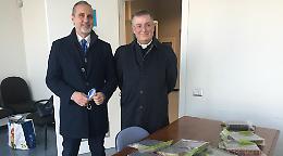 IVREA. Cossavella dona 24 volumi antichi a don Mauro Agreste e ottiene il perdono