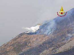 Bruciano i boschi in Valchiusella. A Rueglio apre un centro operativo