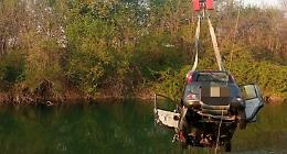 SALUGGIA. Una Fiat Panda riaffiora dalle acque del canale De Pretis