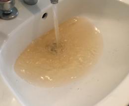 SAN MAURO TORINESE. Acqua gialla dai rubinetti, dal Comune: "Non usatela"