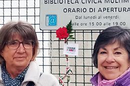 SETTIMO TORINESE. Un garofano  con tricolore  sotto le targhe  dei partigiani