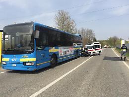 CASTAGNETO PO. Bus di linea con studenti tamponato dalla Croce Rossa