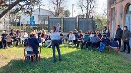 CRESCENTINO. Per “Adotta uno scrittore” gli studenti del “Calamandrei” al parco Tournon hanno incontrato l’autrice Imma Vitelli