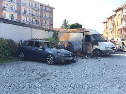 IVREA. Fuoco nella notte a Torre Balfredo. Cinque auto bruciate