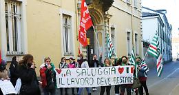 SALUGGIA. «MicroPort prima licenzia e poi fa fare gli straordinari a quelli rimasti»